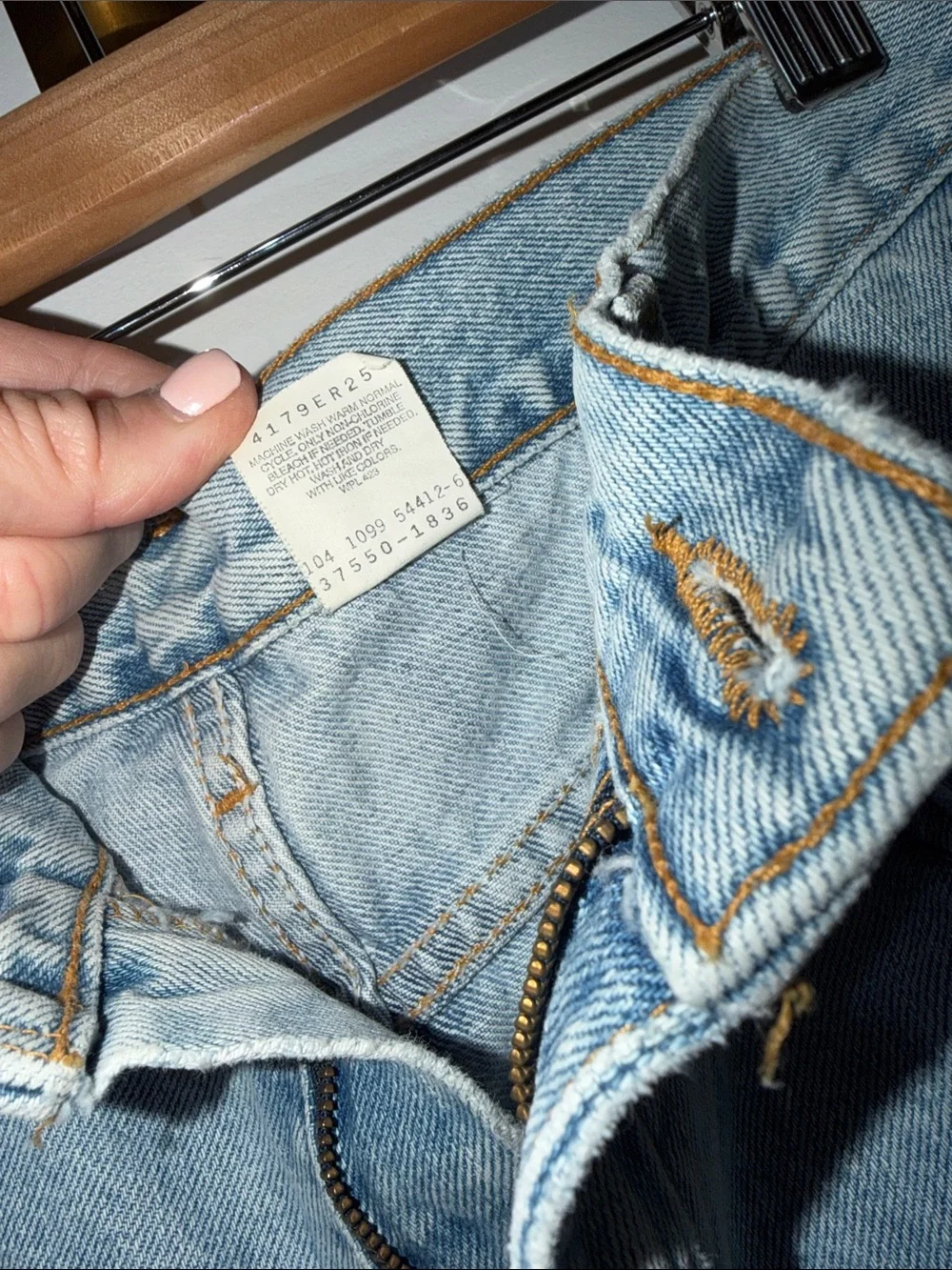 Vintage Y2K Levi’s 550 Denim Jorts Shorts 2000s Relaxed Fit Light Wash size 33”